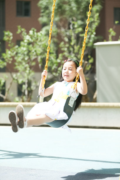 可爱的小女孩在荡秋千图片下载