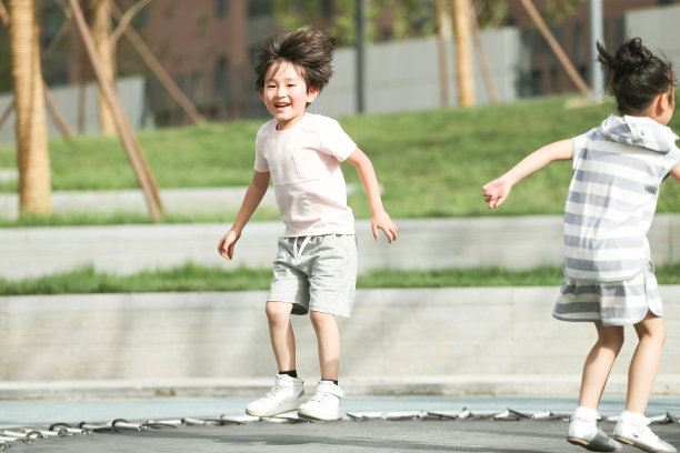 快乐儿童在户外玩耍图片下载