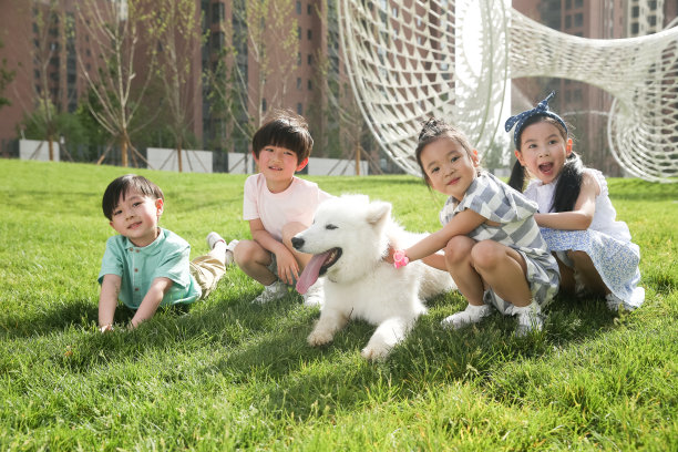 快乐的孩子在外面玩耍图片下载