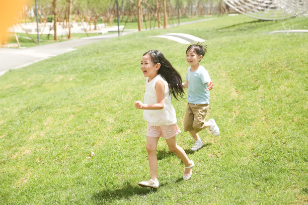 快乐儿童在草地上玩耍图片下载