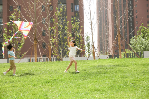 儿童在草地上玩耍图片下载