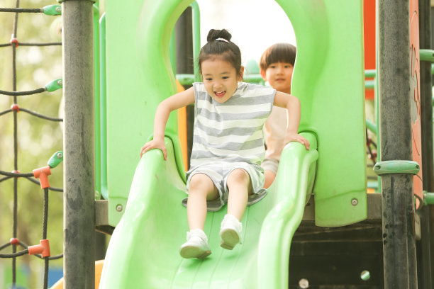 儿童在户外玩滑梯图片下载