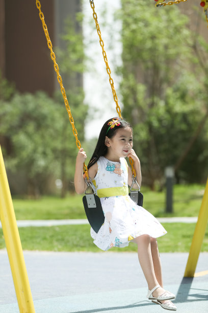 小女孩在户外玩耍图片下载