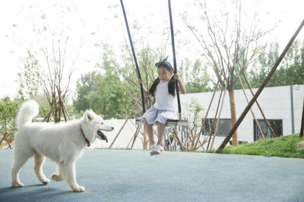 小女孩在户外玩耍图片下载