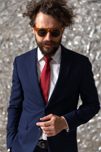 酷性感的商人，一只手插在口袋里图片下载