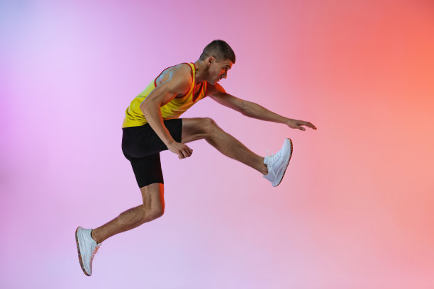 年轻男子，运动中的男性运动员被隔离在梯度演播室背景下。侧视图图片下载