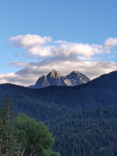 雄伟的高加索山脉图片下载