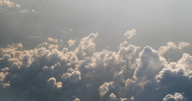 梦云积云背光阳光，俯视图透视。气象学预报多云天气。在仙人云景上的冥想飞行之旅。美丽的天空阴霾。在天堂的怪诞照片图片下载