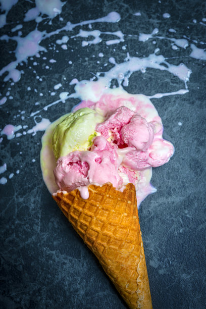 融化的冰淇淋躺在地上图片下载