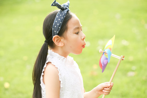 小女孩在户外玩耍图片下载