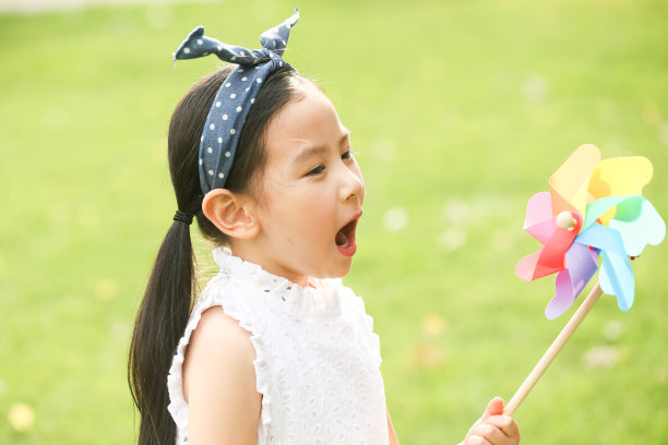 小女孩在户外玩耍图片下载