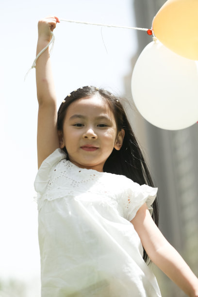 小女孩在户外玩耍图片下载