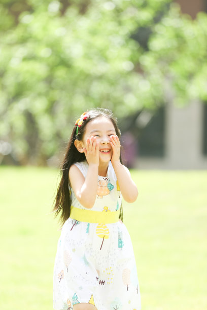 小女孩在户外玩耍图片下载