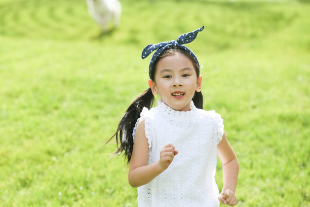 小女孩在户外玩耍图片下载