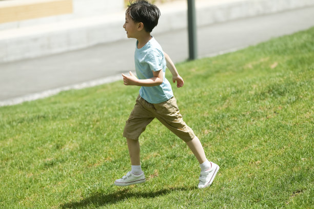 小男孩在户外玩耍图片下载