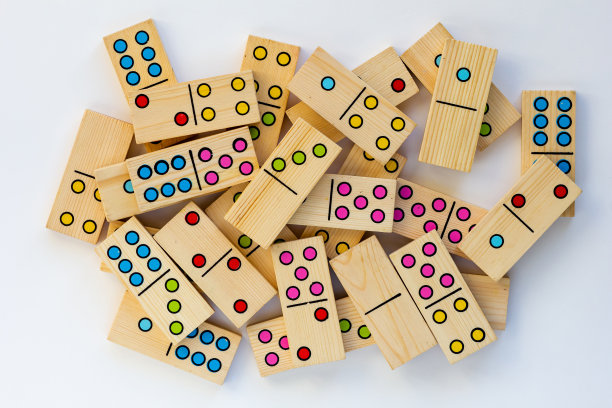 顶部视图堆木制多米诺骨牌游戏碎片上的白色背景图片下载