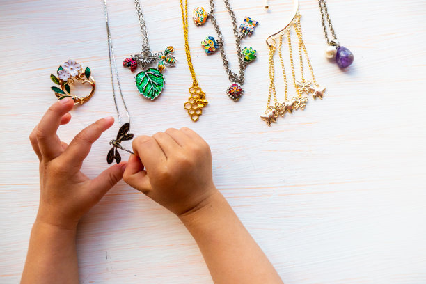 孩子们的手在白色背景上玩着夏日的亮灯。女性幸福的概念图片下载