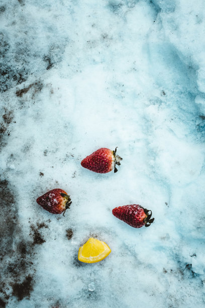 冰冻地面上的夏季水果。图片下载