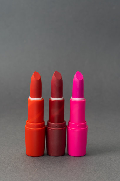 口红奢侈品照片。最经典的口红颜色是深红色、亮粉色和深灰色背景下的鲜红色图片下载