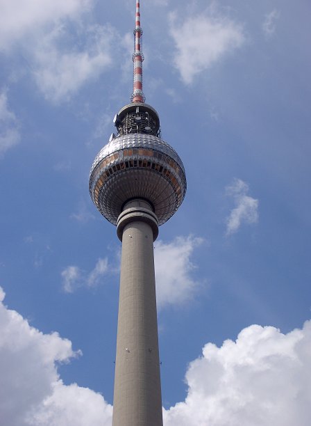 位于德国柏林亚历山大广场的电视塔图片下载