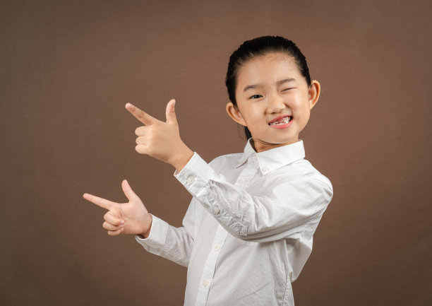 棕色背景下的小女孩图片下载