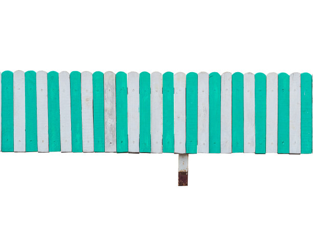 古老的白色木栅栏和翠绿色的尖桩隔离在白色上图片下载