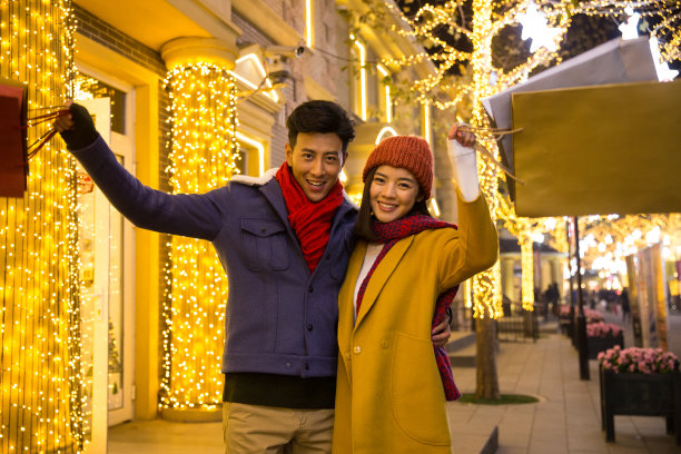 青年情侣逛街购物图片下载