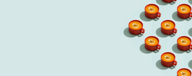 蓝色背景上的蔬菜秋南瓜汤图片下载