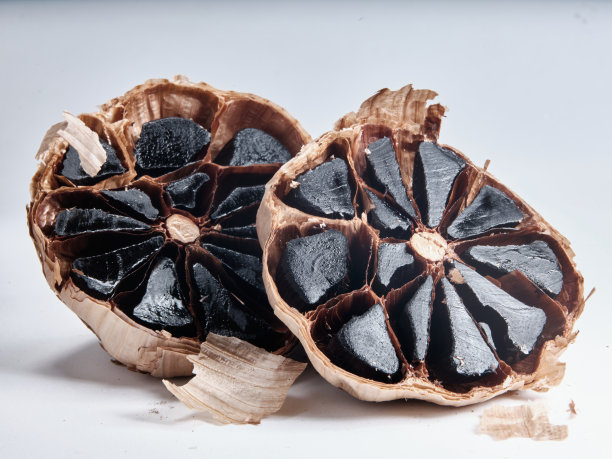 黑色大蒜球孤立在白色背景图片下载