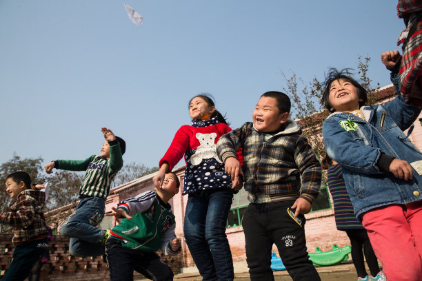 乡村小学生在学校放纸飞机图片下载