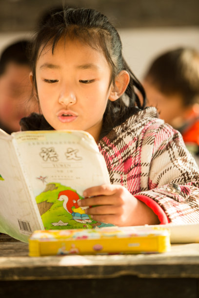 乡村小学里的小学女生图片下载