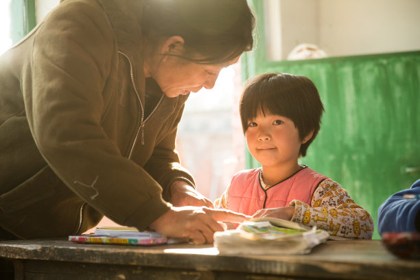 乡村女教师和小学生在教室里图片下载