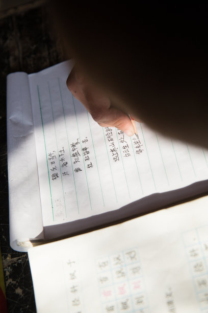 乡村小学里的小学女生图片下载