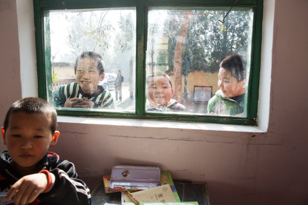 乡村小学里的小学生图片下载