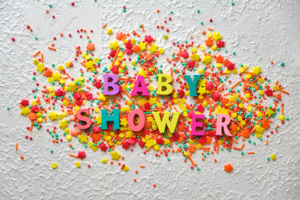 婴儿淋浴的五彩纸屑上木制的文字图片下载