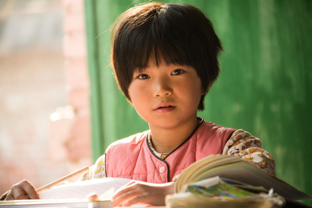 乡村小学里的小学女生图片下载