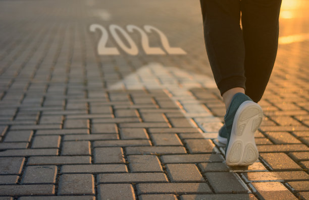 2022年开始目标向前的经营理念。2022年新年运动要成功，胜利，事业改变。在阳光下，脚踩在箭上图片下载