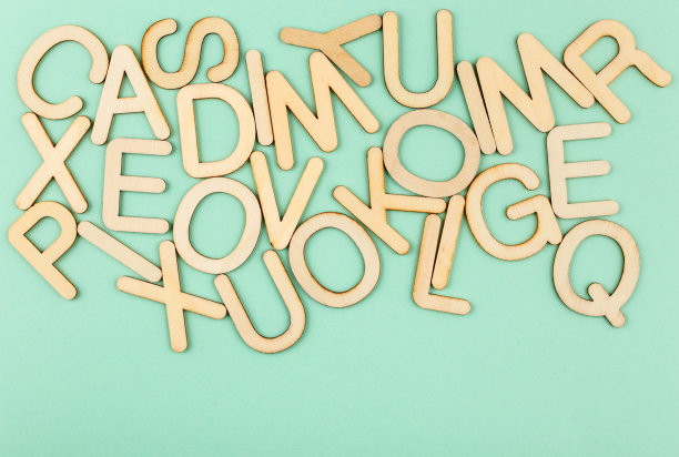 蓝纸背景上的木制字母。图片下载