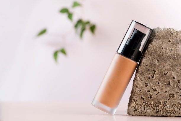 粉底在玻璃分配器。布局。自然化妆品的概念。图片下载