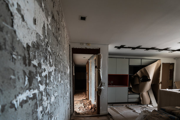 一间正在修复的公寓，墙上有裂缝图片下载