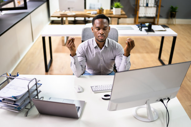 非裔美国人在电脑后面冥想图片下载