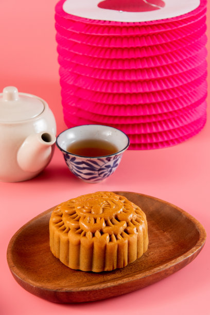 中秋节吃月饼图片下载