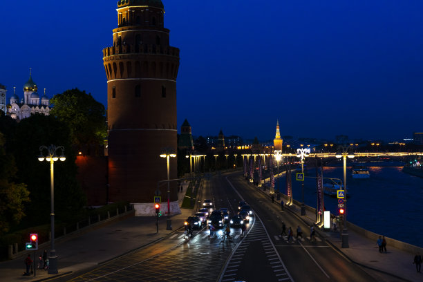 夜晚，城市的天际线从海上飘过图片下载