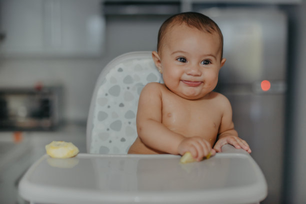 小女孩第一次吃橘子图片下载