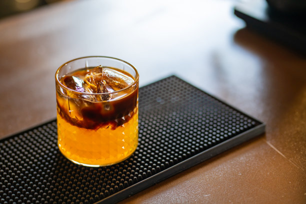 亚洲女咖啡师制作加橙汁的冰黑咖啡给顾客图片下载