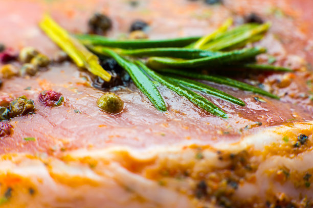 生猪肉配香料和绿迷迭香。红肉质地背景，生火腿。宏观照片。肥嫩多汁的牛排。图片下载