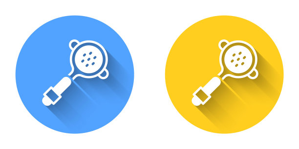 白色咖啡过滤器持有人图标隔离与长阴影背景。圆按钮。向量图片下载