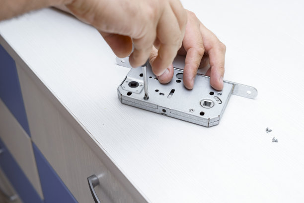 主人用螺丝刀拆卸门锁图片下载