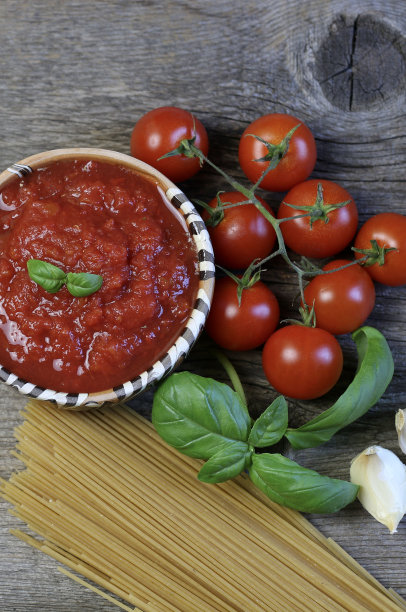番茄酱和意大利面。意大利菜。图片下载