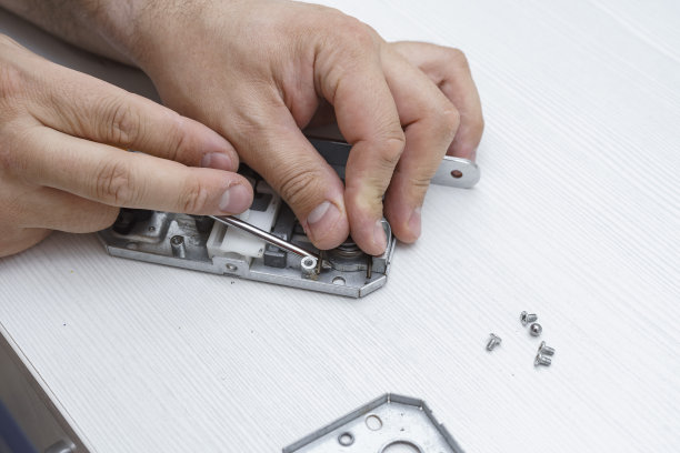 主人用螺丝刀拆卸门锁图片下载